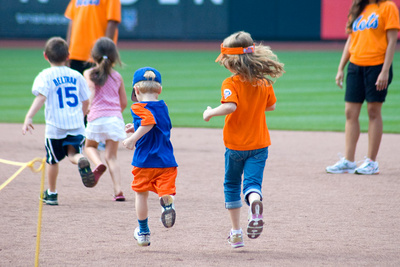 Mr. Met Dash-ing, in sync as always