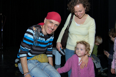 Clearly a little overwhelmed by meeting her favorite Kinderliedermacher